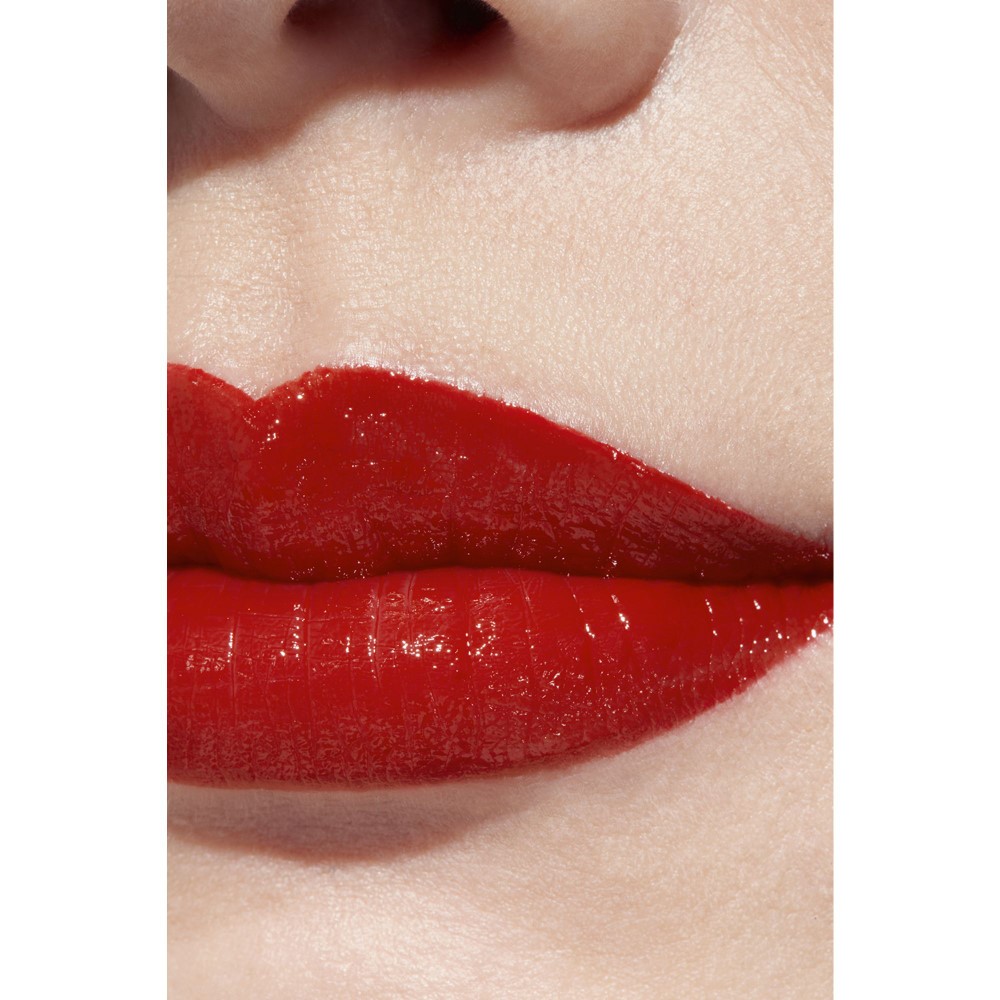 LA BARRA DE LABIOS SATINADA DE LARGA DURACI&Oacute;N, TRATAMIENTO HIDRATANTE Y ALISANTE